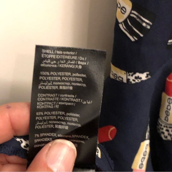 NWT New Bebe Denise Rufffled Navy Blue Wrap Dress Lipstick Print Sz  10 - Picture 8 of 16